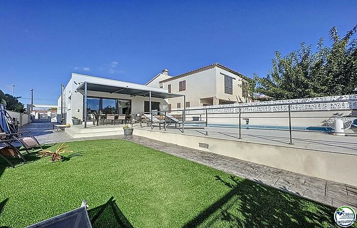 Splendid Modern House with 12.5m Mooring on the Canal in Empuriabrava.