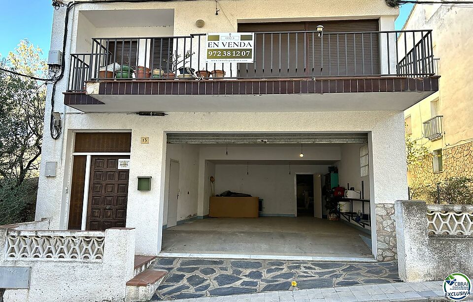 Appartement situé au centre du village avec grand garage.