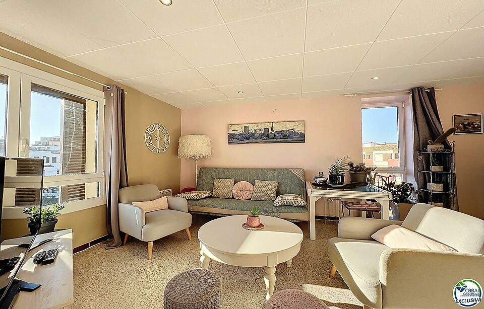 APARTMENT IN EMPURIABRAVA WITH CANAL VIEW WITH 3 DOUBLE BEDROOMS, PARKING, COMMUNITY POOL AND AMARRES