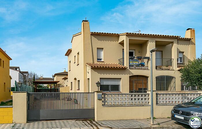 Great house in Mas Pau with 5 bedrooms and pool.