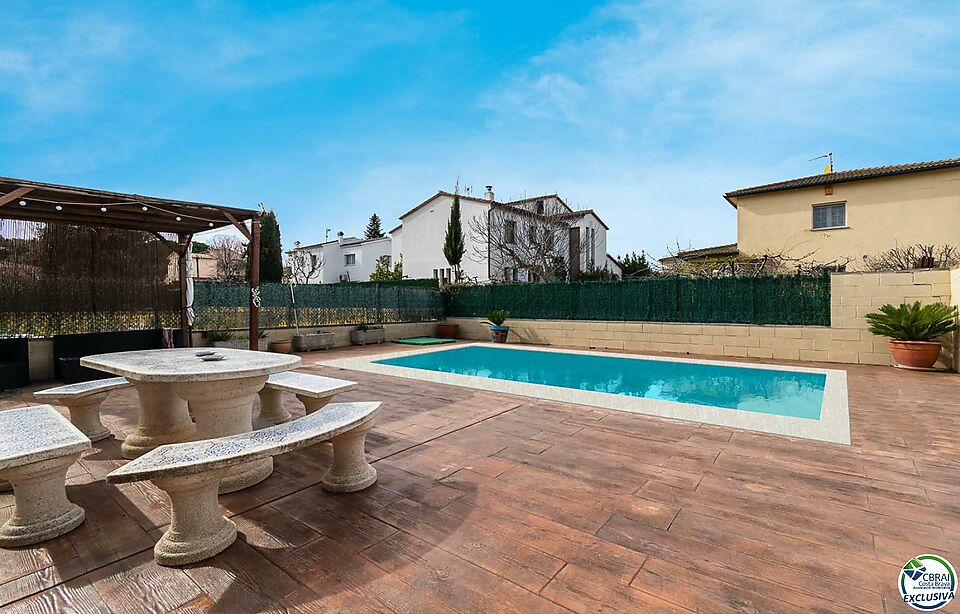 Great house in Mas Pau with 5 bedrooms and pool.