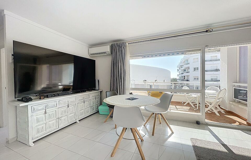 Magnífic apartament de 59 m2 amb una terrassa de 10 m2 amb vistes al canal i al mar