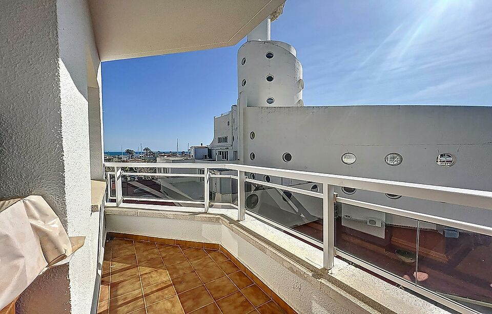 Magnífic apartament de 59 m2 amb una terrassa de 10 m2 amb vistes al canal i al mar