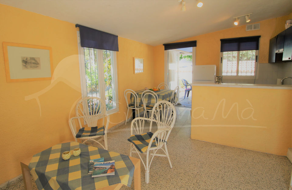 EBM114 Spacious house in very good condition of 216m² and 898m² plot