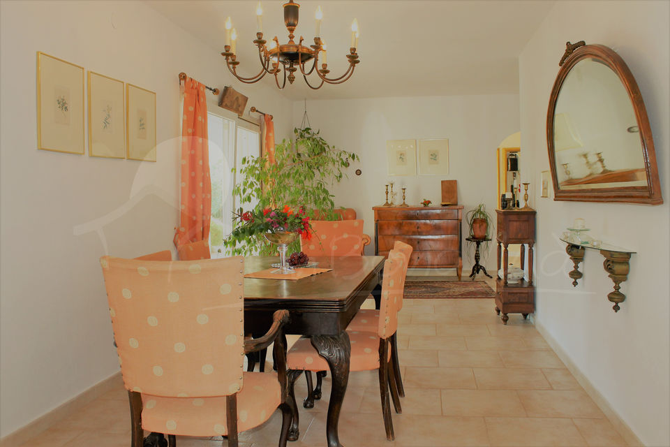 EBM114 Spacious house in very good condition of 216m² and 898m² plot