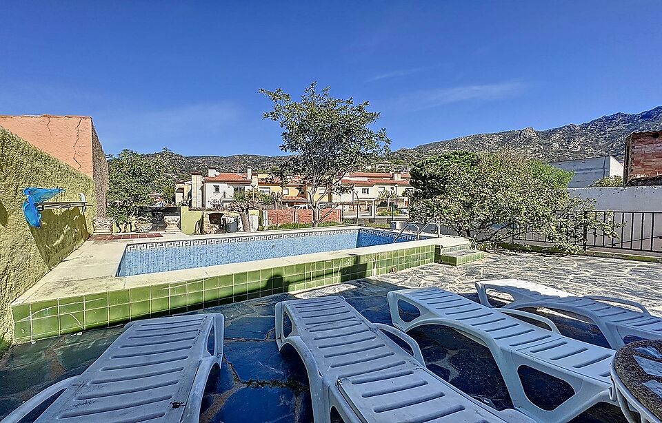 Impresionante casa/Masia tipica catalana de pueblo de 325m2,  con su piscina privada, y su parcela de 526m2,  en le centro de Palau Saverdera