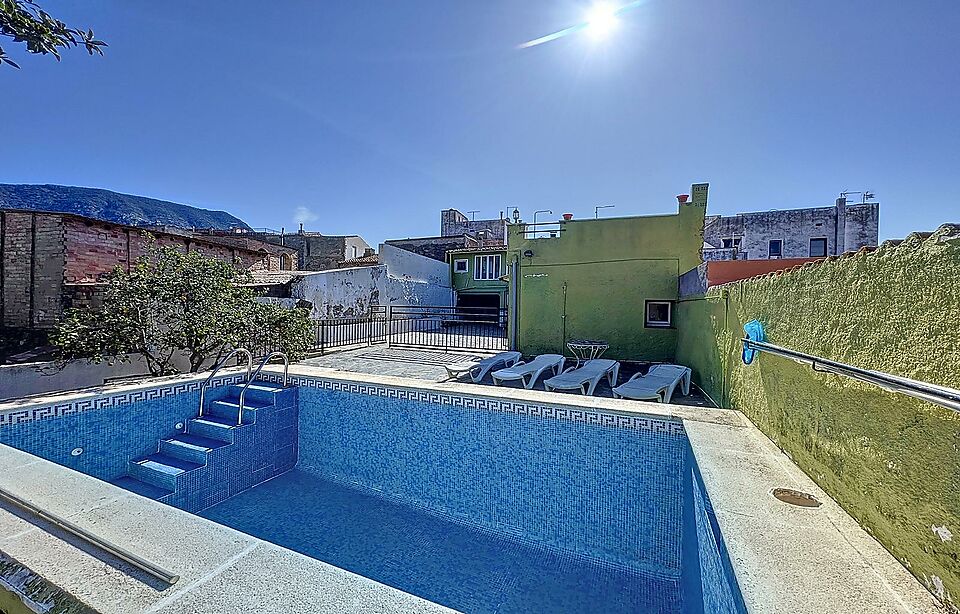 Impressionnante maison/Masia típica catalana de village de 325 m2, avec sa piscine privée, et son terrain de 526 m2, au centre de Palau Saverdera