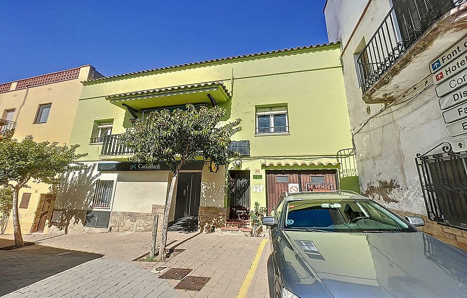 Impressive 325m2 town house, with its private pool, and its 526m2 plot, in the center of Palau Saverdera