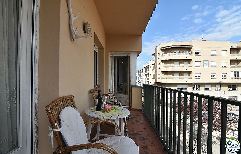 Apartament de 92 m2 i 8 m2 de terrassa, situat al centre de Roses.