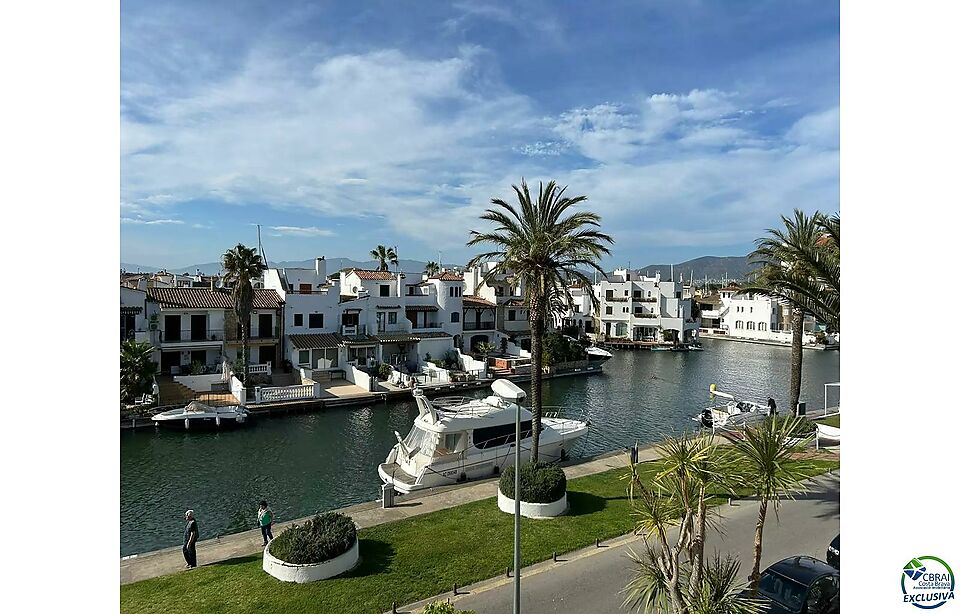 Charming apartment in Empuriabrava, 2 bedrooms, views on the canal and close to the beach, parking and storage room You can not miss it!