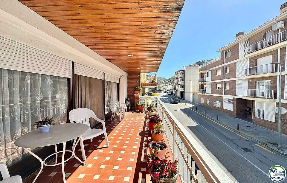 Spacious Town House in the Heart of Roses with Private Garden and large garage.