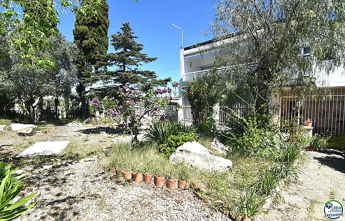Opportunity an apartment to renovate in Santa Margarita, Roses, with a large private garden of 207 square meters.