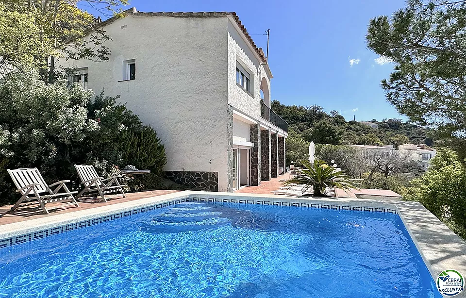 House with sea view, swimming pool and tourist license