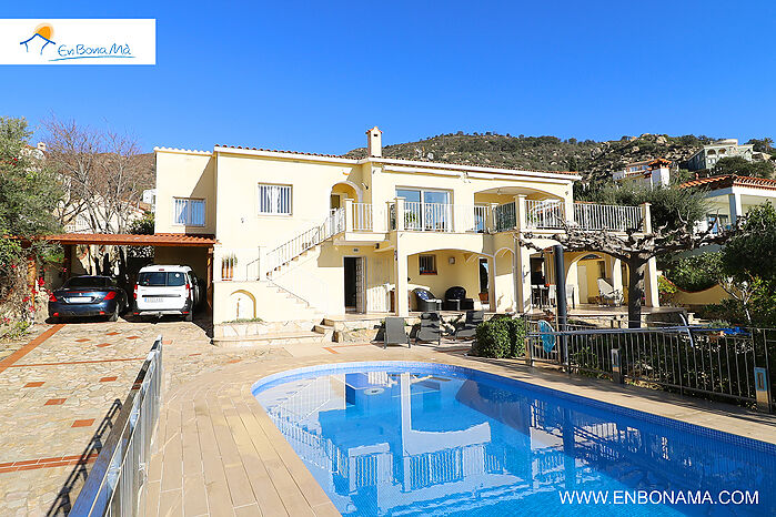 Villa for sale in a small paradise, impressive views, peace and tranquillity guaranteed.
