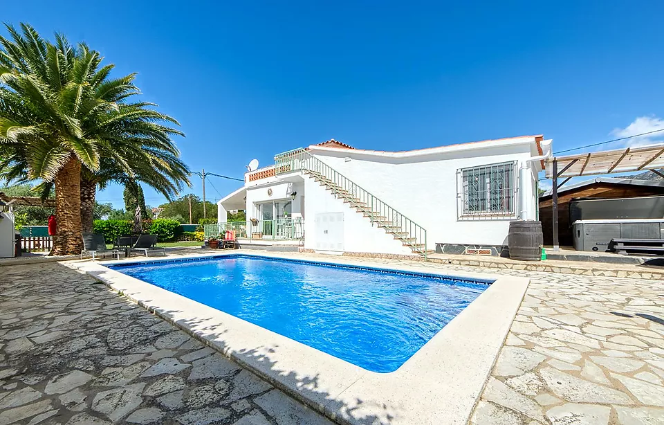 Preciosa casa independent amb piscina i gran jardí