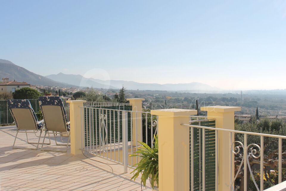 Villa for sale in a small paradise, impressive views, peace and tranquillity guaranteed.