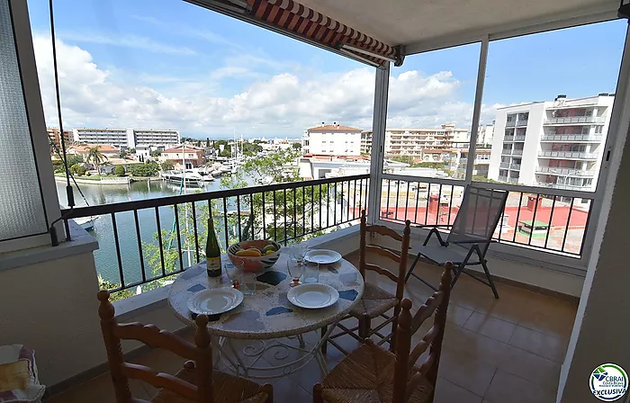 Apartment - Apartment for sale in Roses, 2 bedrooms, 1 bathroom, a large terrace with views of the canal and mountains and a private parking space.