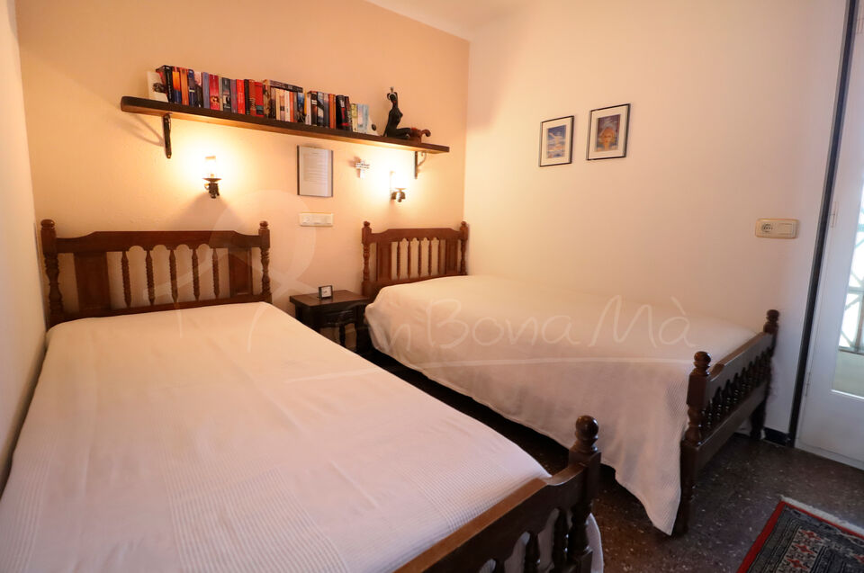 Well maintained apartment with great potential in Santa Margarita just 300m from the beach.