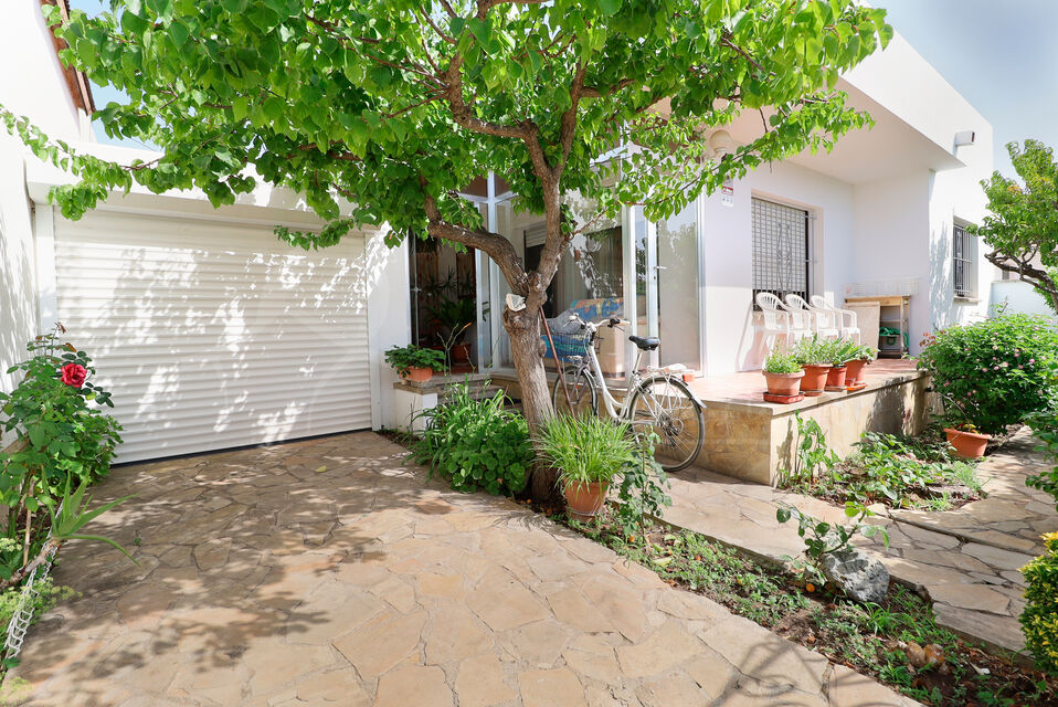 To sell Single storey house, with large garage and garden, Santa Margarita, Roses