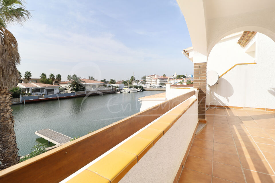 House with garage and private mooring in the canal of Sta. Margarita in Roses