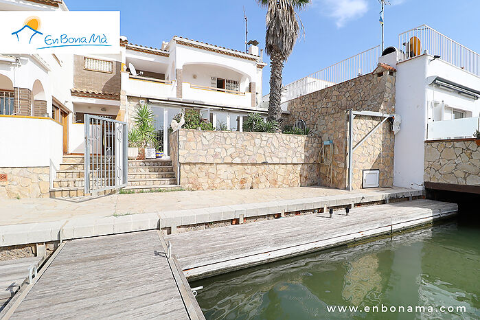 House with garage and private mooring in the canal of Sta. Margarita in Roses