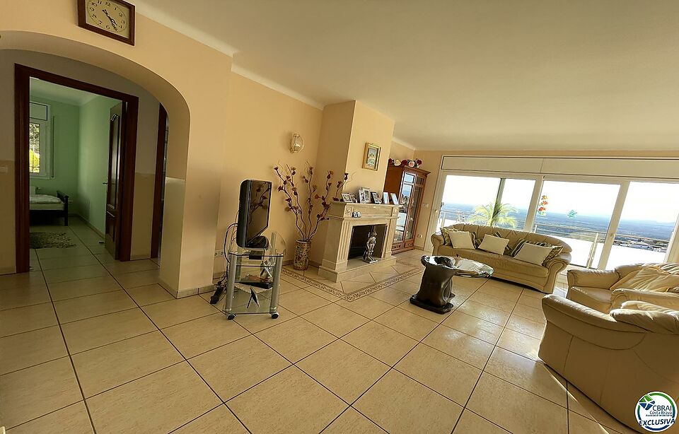Villa with sea view and pool in the quiet area of Mas Fumats where you can spend unforgettable moments with your family