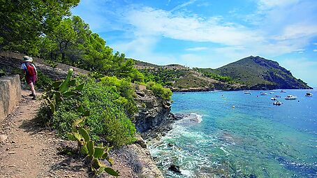 Roses on foot returns with proposals for hiking and discovery of the environment with guides from Cap de Creus