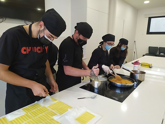 Empiezan las prácticas del curso de cocina y sala en el Aula Gastronómica de Roses