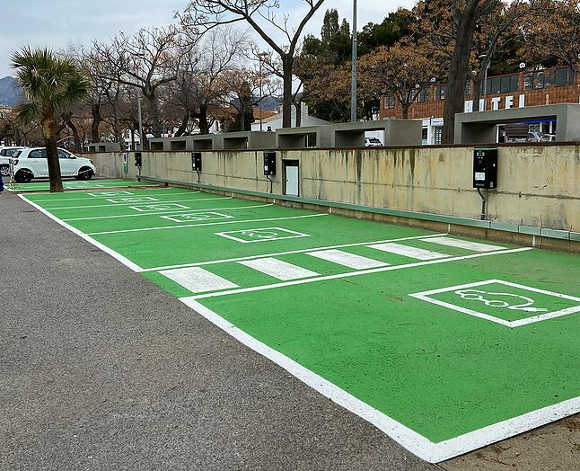 New charging stations for electric vehicles at the Port Esportiu de Roses